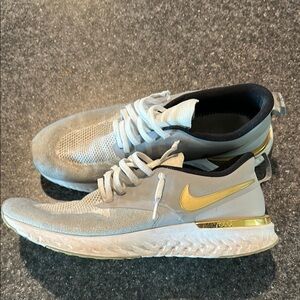 Nike Men's White and Gold Running Shoes
